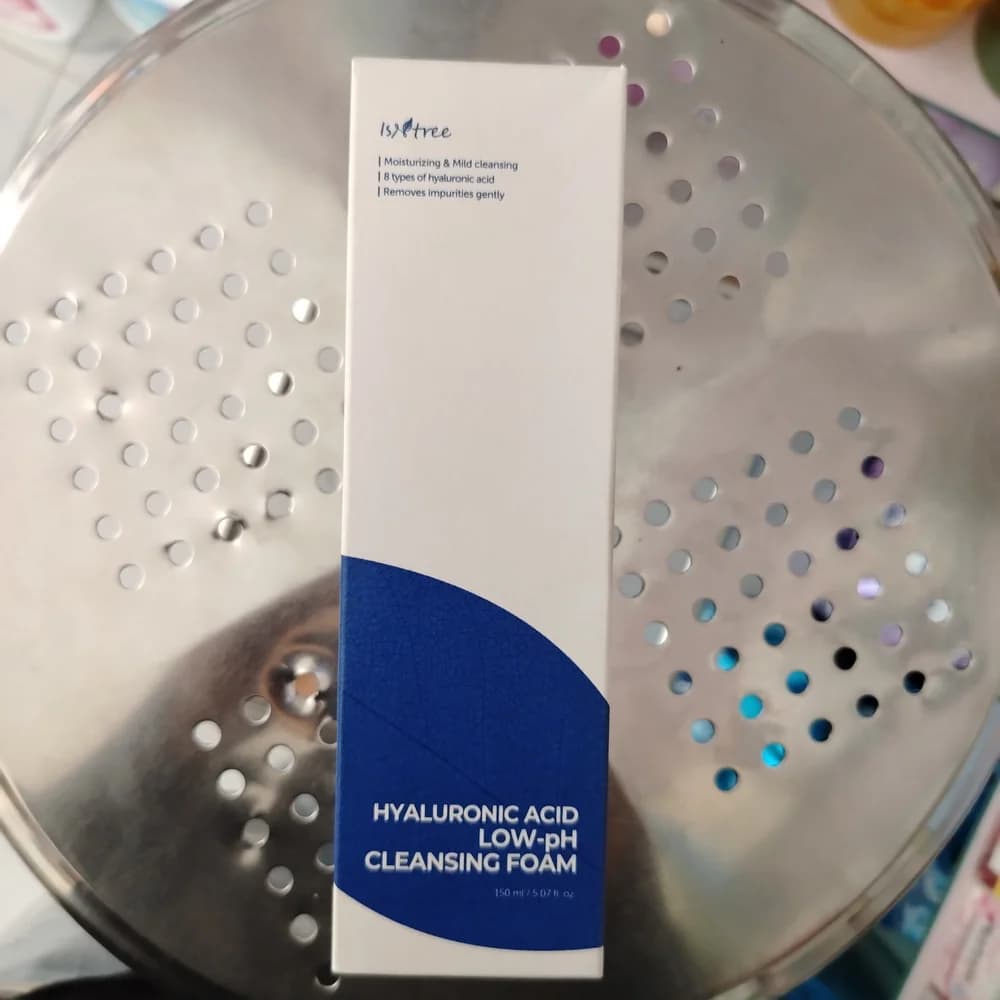 Isntree Hyaluronic Acid Low-pH Cleansing Foam