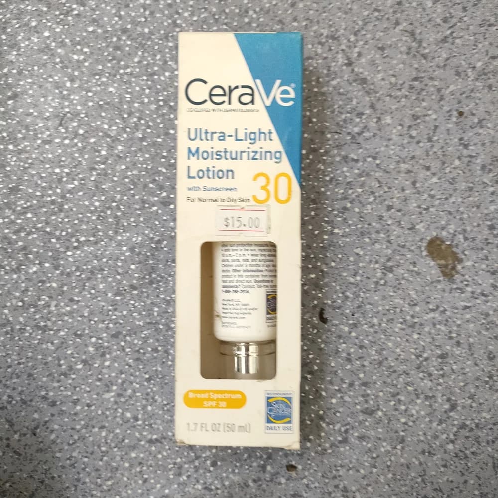 CeraVe Ultra-Light Moisturizing Lotion SPF 30 SPF 30 (Avobenzone 3%, Homosalate 10%, Octisalate 5%, Octocrylene 2.7%)