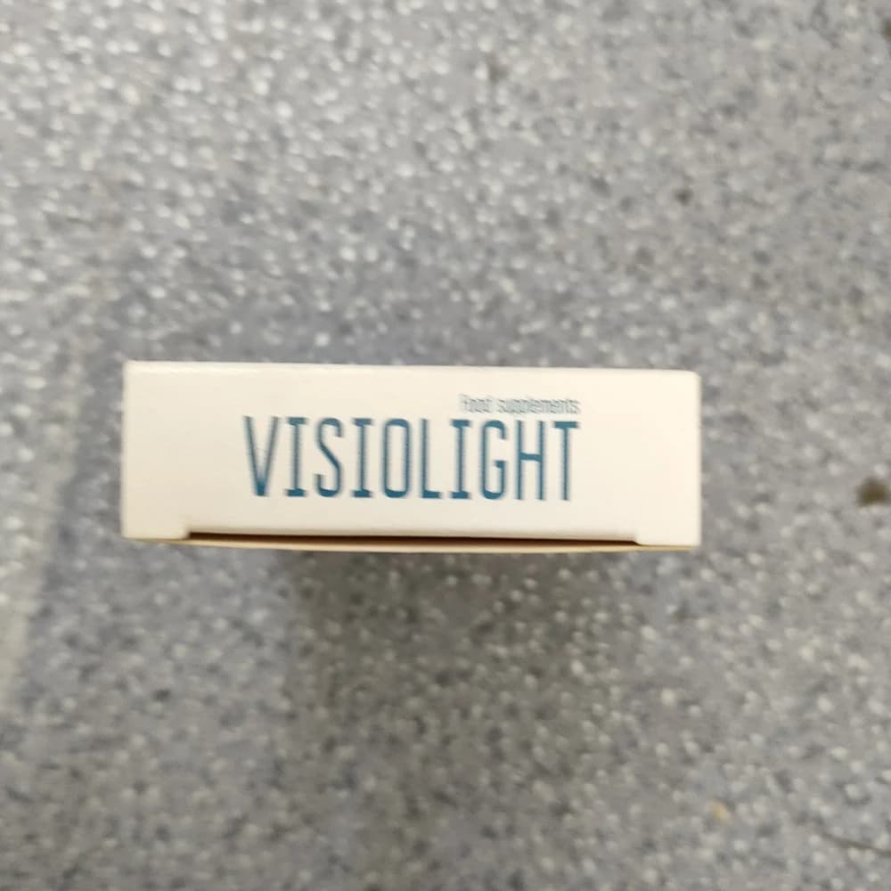 Visiolight Marigold flower extract (80% lutein, 25 mg), Vitamin C 16 mg, Zinc 10 mg, blueberry extract, grape extract, Vitamin D 1.8 mg, Provitamin A 1 mg, B1, B2, B6, B12, sodium selenate per tablet