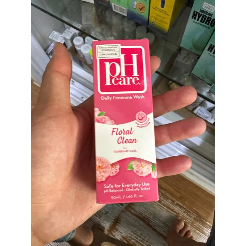 pH Care Floral Clean Daily Feminine Wash Floral-scented feminine wash, 50 mL - Kim Yi
