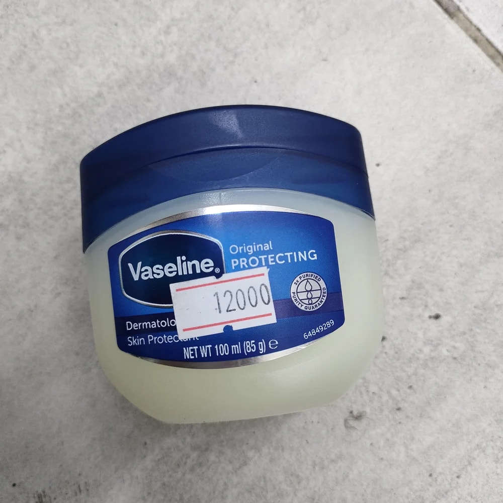 Vaseline Original Protecting Petroleum Jelly (100ml) Apply a thin layer to dry or chapped skin as needed. - Depot De Pharmacie "A" Kim Houy