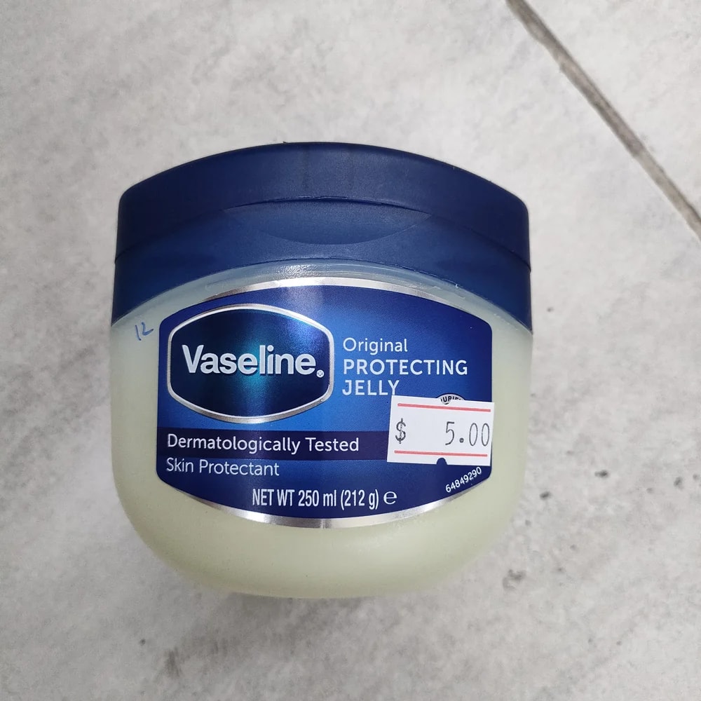 Vaseline Original Protecting Petroleum Jelly (250ml) Apply a thin layer to dry or chapped skin as needed. - Depot De Pharmacie "A" Kim Houy