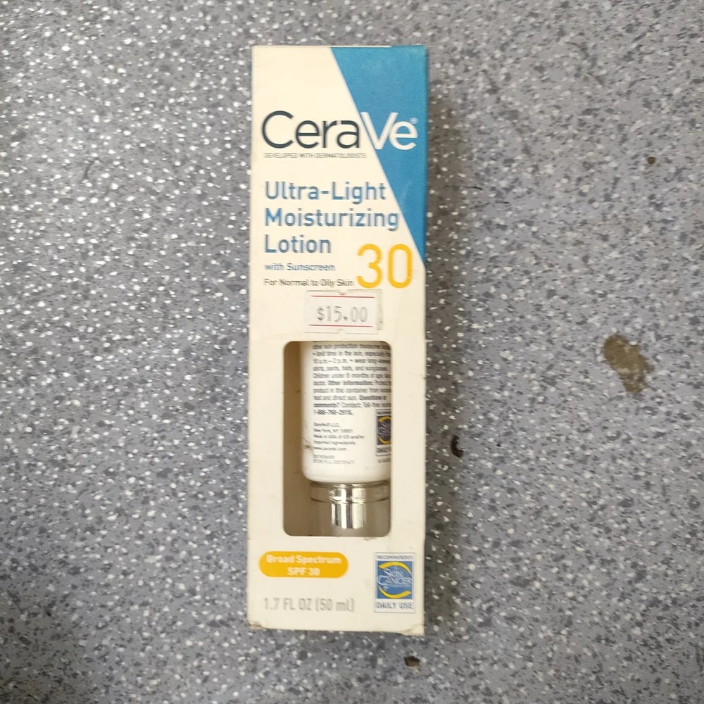 CeraVe Ultra-Light Moisturizing Lotion SPF 30 SPF 30 (Avobenzone 3%, Homosalate 10%, Octisalate 5%, Octocrylene 2.7%) - Depot De Pharmacie "A" Kim Houy