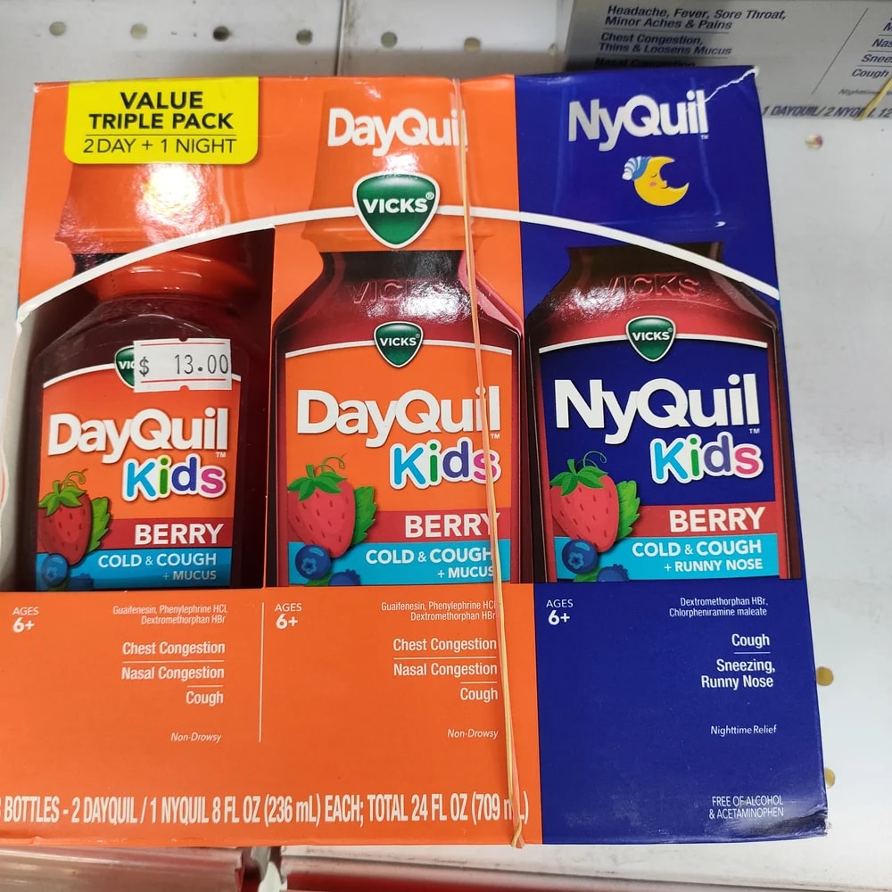 Vicks Kids DayQuil & NyQuil Berry Triple Pack Two 8 FL OZ DayQuil + one 8 FL OZ NyQuil (total 24 FL OZ / 709 mL), Berry flavour - Depot De Pharmacie "A" Kim Houy