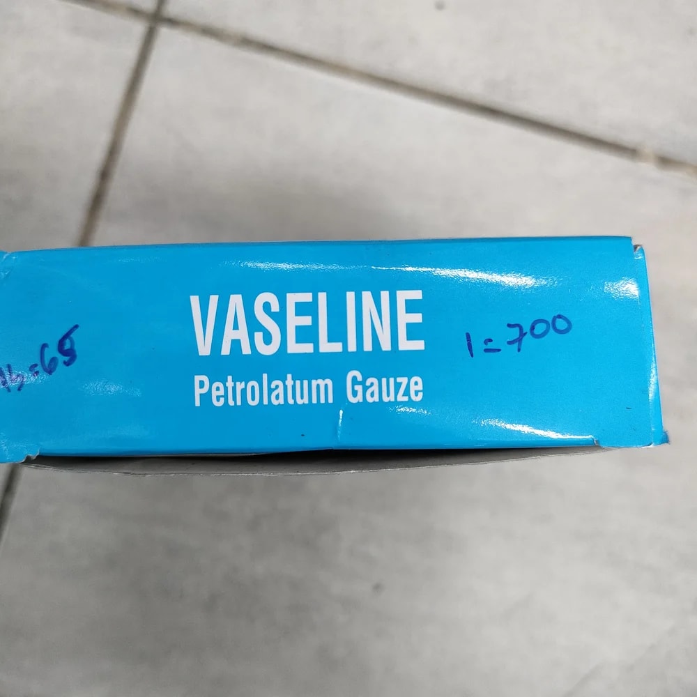 Vaseline Petrolatum Gauze Sterile petrolatum-impregnated wound gauze - Depot De Pharmacie "A" Kim Houy