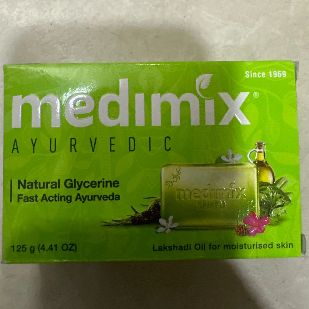 សាប៊ូដុសខ្លួនMedimix (pale green) — available at pharmacies in Cambodia on PharmKulen