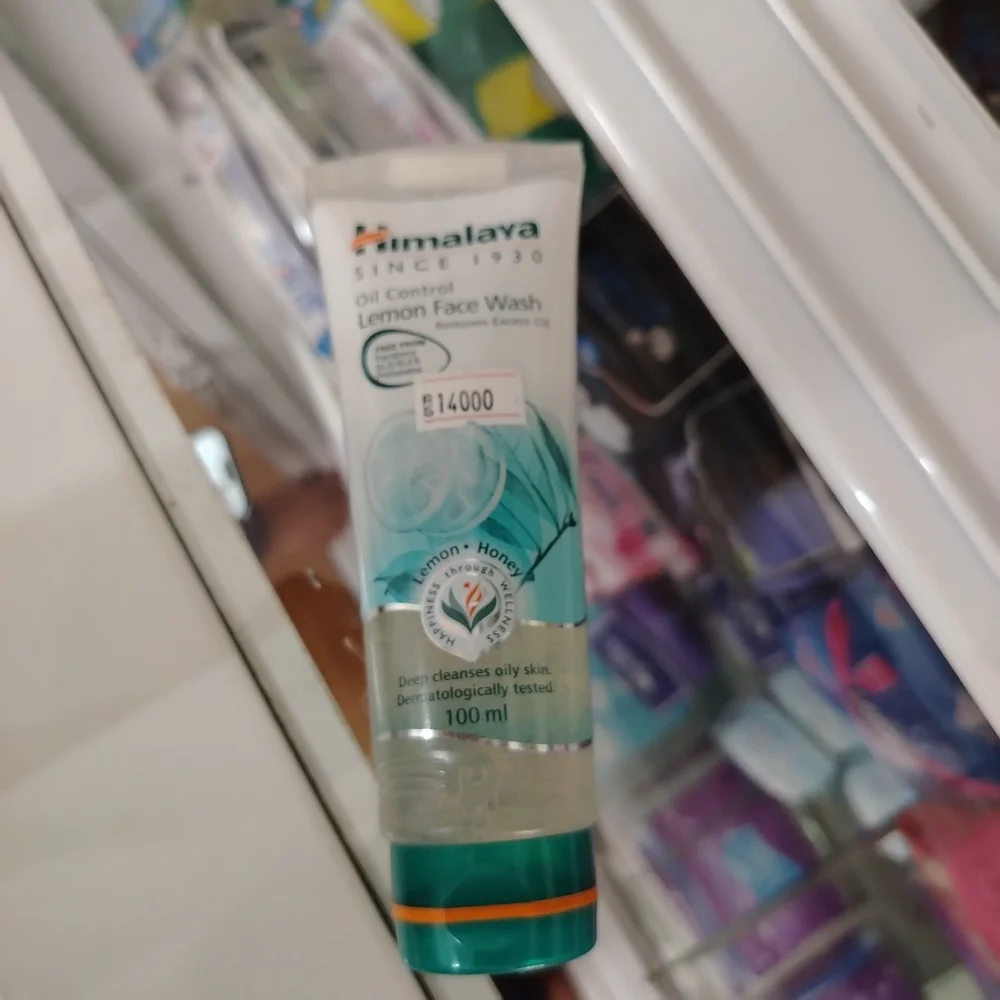 Himalaya Oil Control Lemon Face Wash — available at pharmacies in Cambodia on PharmKulen